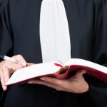 avocat en droit du travail en robe avec son code du travail à la main; avocat à paris