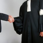Avocat en droit du travail et son client se serrant la main; avocat paris